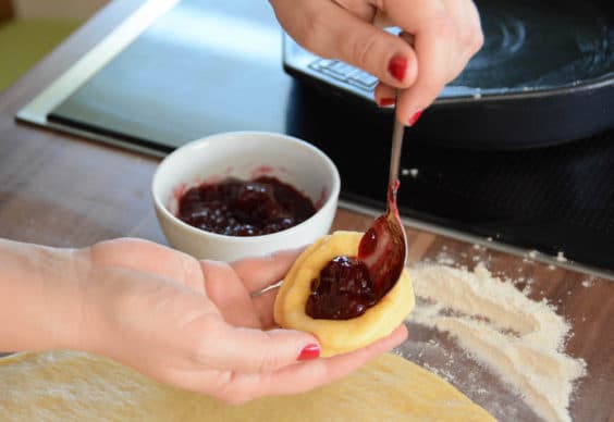 Buchteln mit Vanillesauce vom Grill zubereiten