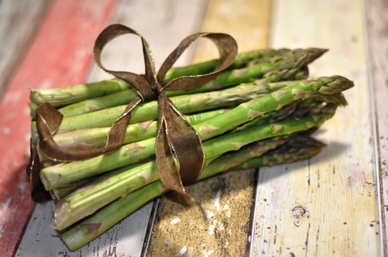 Spargel mit Schinken und Ei in der Zubereitung