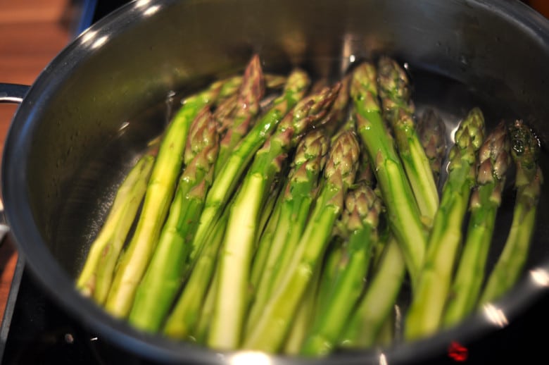 Spargel in Salzwasser dünsten für den sommerlichen Wurstsalat 