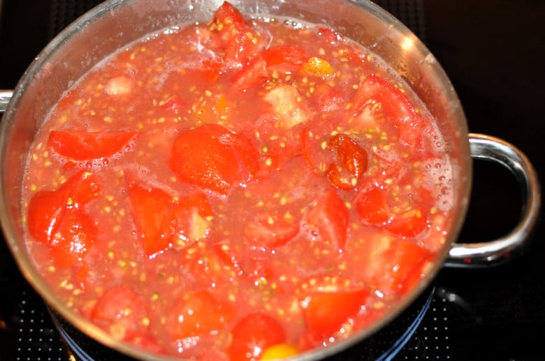 Die Paradeiser / Tomaten für die Paradeissauce etwas köcheln lassen