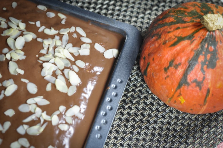 Saftiger Kürbiskuchen mit Schokoglasur und Mandeln