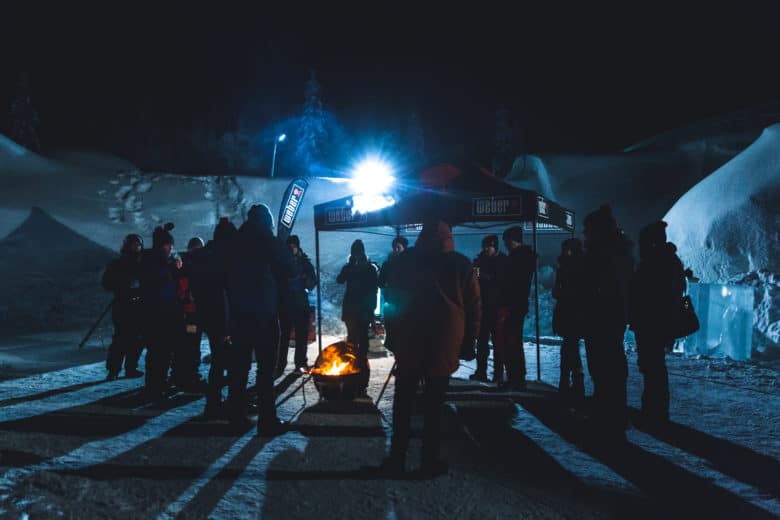 Gruppe beim Wintergrillen