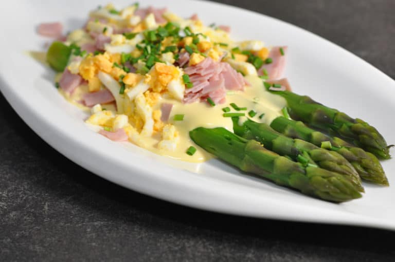 Grüner Spargel mit Schinken und Ei - spargel sauce - 17