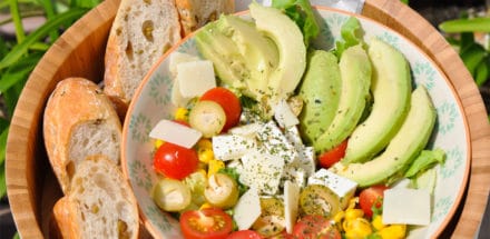 Bunten Sommersalat im Garten genießen - sommersalat - 3