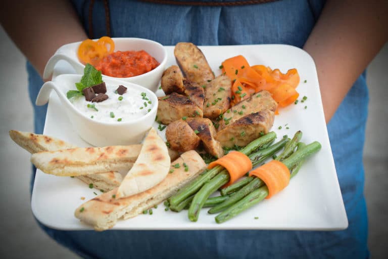 vegane Käsebratwurst mit Brot und Grillgemüse