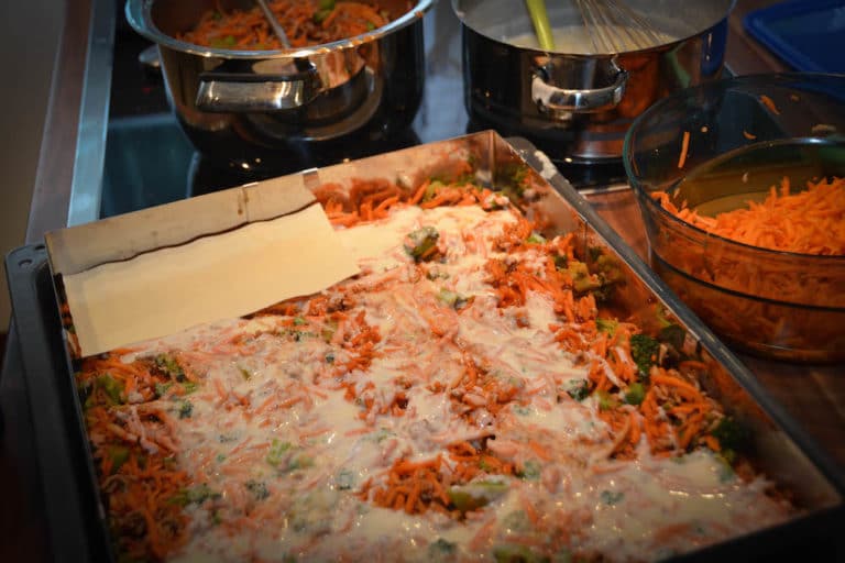 Lasagne zubereiten in Schichten am Blech