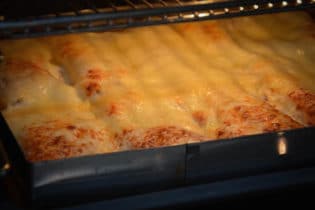 Lasagneblech im Backofen goldbraun backen