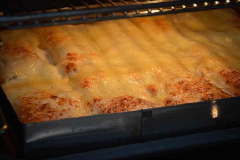 Lasagneblech im Backofen goldbraun backen