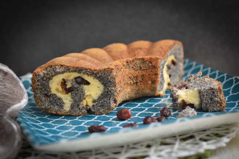 Rezept: saftiger Mohn-Topfen Kuchen mit Fruchtfüllung - aufgetischt.net