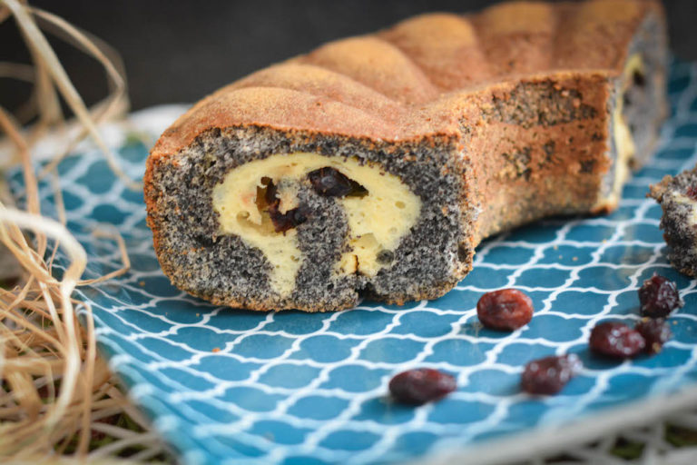 Mohn Topfen Kuchen mit Cranberries gefüllt