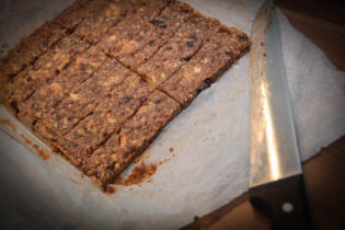 Müsliriegel gebacken am Backblech