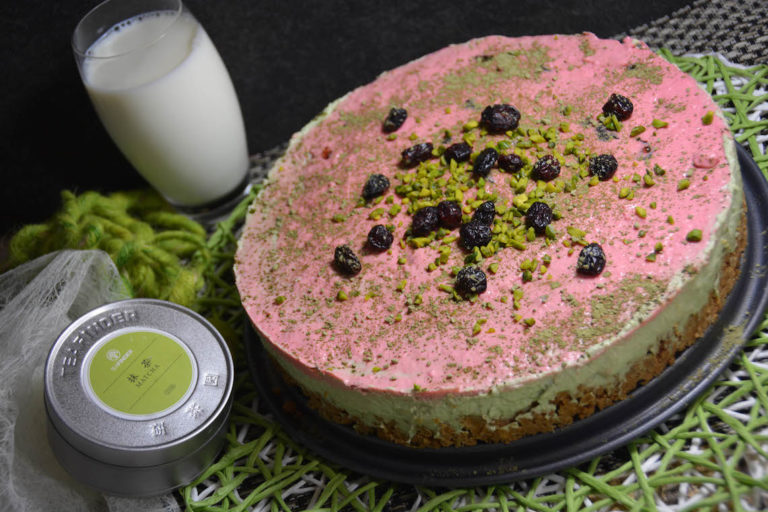 No Bake Cheesecake mit Matcha und Cranberries