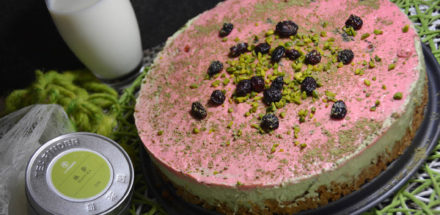 Matcha Cranberry Cheesecake als no bake cake