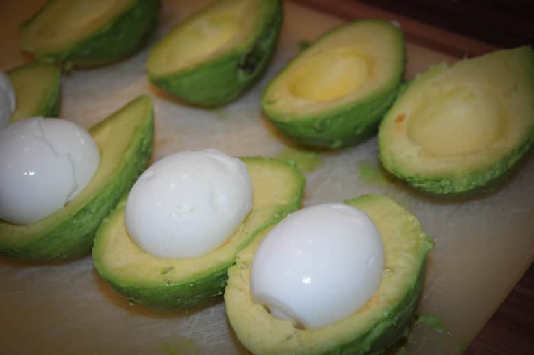 Das weiche Ei vorsichtig in die Avocado geben