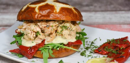 Pulled Lachsburger vom Grill mit Honig-Senfcreme - pulledlachs burger - 7
