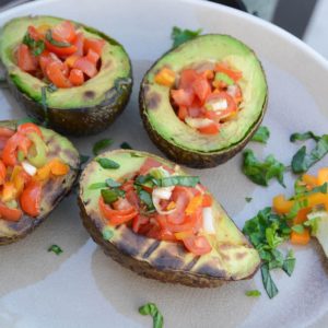 gefüllte Avocados mit Tomaten Paprika Salsa