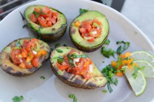 gefüllte Avocados mit Tomaten Paprika Salsa