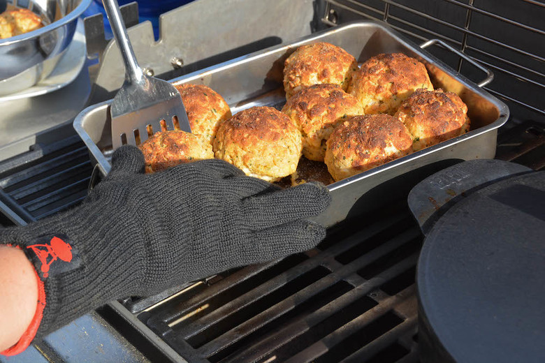 Semmelknödel vom Grill als Beilage zu den Rindsrouladen 