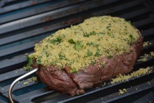 Roastbeef vom Grill auf die Kerntemperatur garen