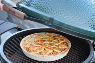 knusprig goldbrauner Apfelkuchen im Keramikgrill