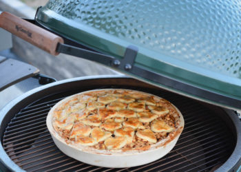 knusprig goldbrauner Apfelkuchen im Keramikgrill