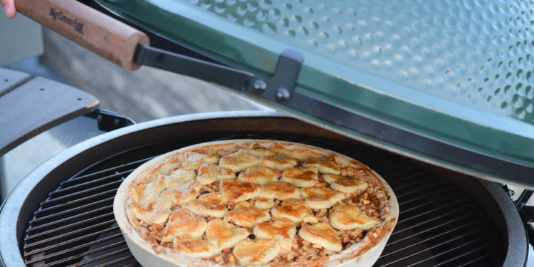 Warmer Apfelkuchen aus dem Big Green Egg - apple pie big green egg 01 - 1 knusprig goldbrauner Apfelkuchen im Keramikgrill