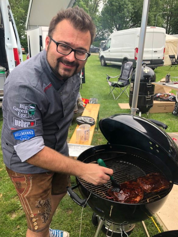 Grillmeister am Weber Kugelgrill bei der Staatsmeisterschaft