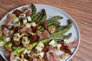 gegrillter Spargel mit Antipasti