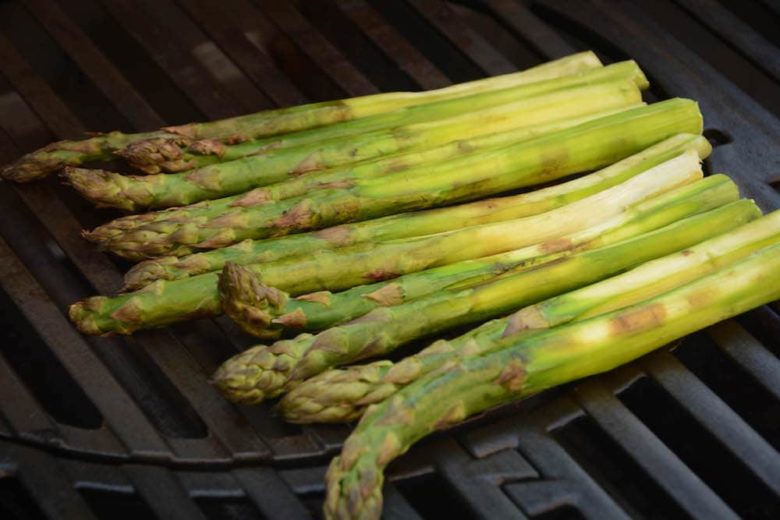 gegrillter grüner Spargel vom Grill