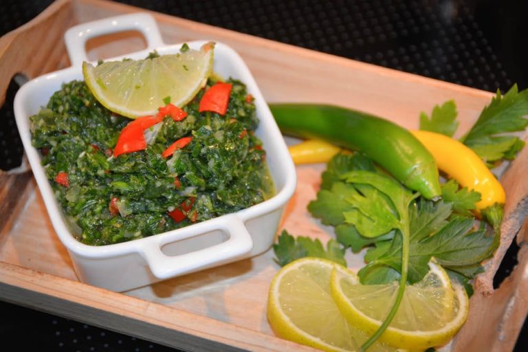 Chimichurri mit Petersilie, Chili und Zitrone