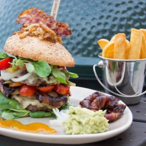 Jumbo Cheeseburger mit Orion rings und potato Fries