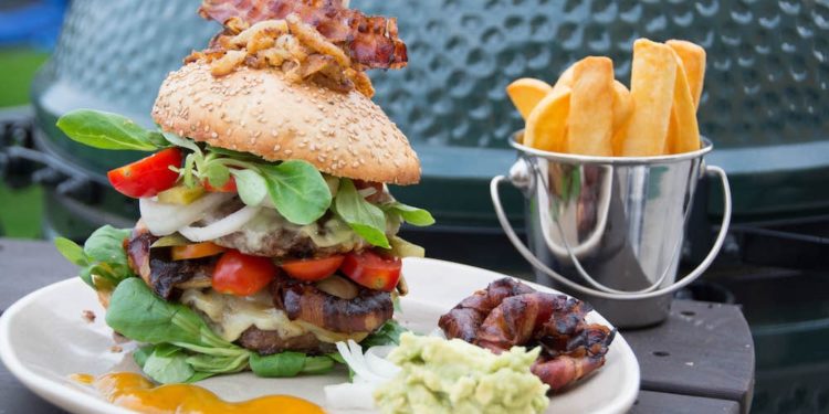 Jumbo Cheeseburger mit perfekten Burger Buns - jumbo cheeseburger - 1 Jumbo Cheeseburger mit Orion rings und potato Fries