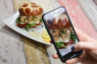 Pulled Lachs Burger für Instagram Story posten