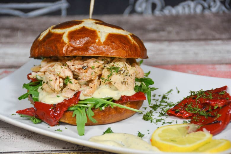 pulled lachs burger am teller angerichtet