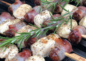 Hühnerspieß mit Datteln im Speck