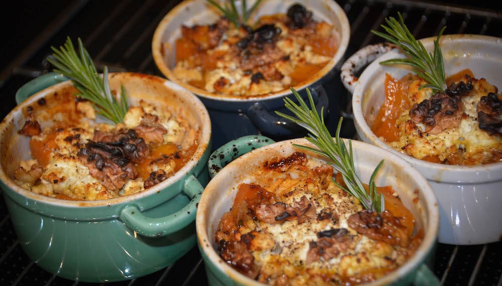 Kürbistopf am Grill mit Honig und Nüssen verfeinert - aufgetischt.net