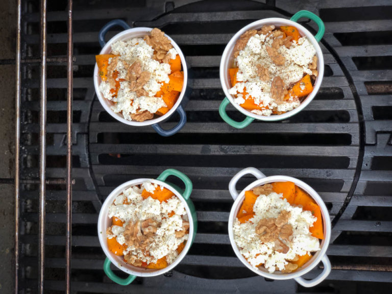 Kürbistopf am Grill mit Honig und Nüssen - aufgetischt.net