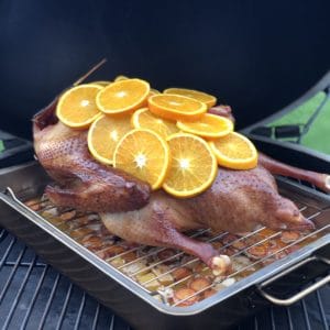 Martinigans mit frischen Orangenscheiben am Big Green Egg