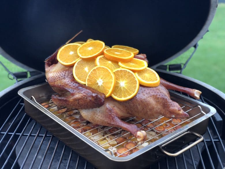 Martinigans mit frischen Orangenscheiben am Big Green Egg