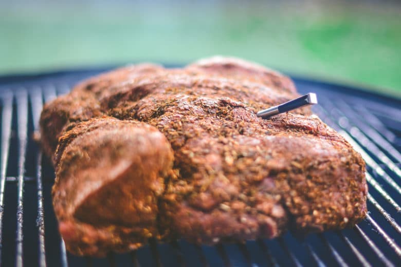 Das MEATER+ Fleisch- und Grillthermometer misst mit einem Fühler sowohl die Kerntemperatur des Fleischstückes, als auch die Umgebungstemperatur im Garraum