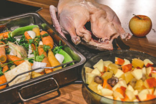 Weihnachtsgans am Gasgrill richtig zubereiten