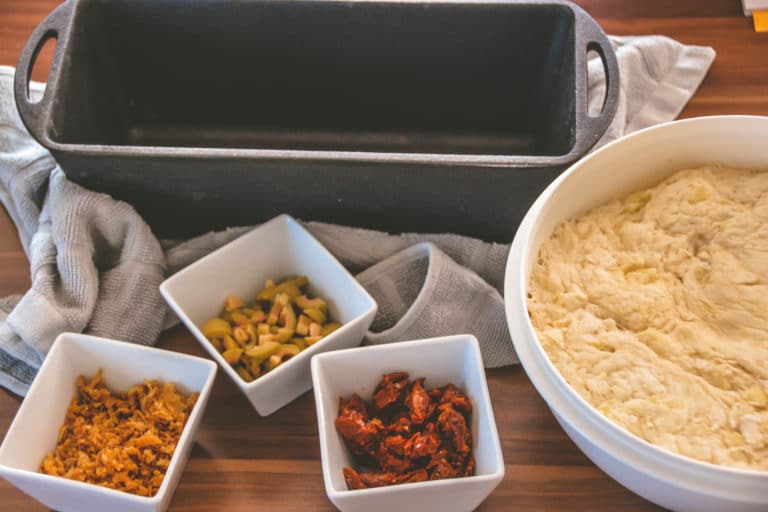 Zubereitung Kartoffelbrot im Dutch Oven