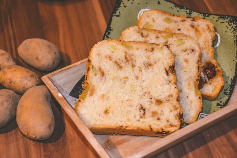 frisches knuspriges Kartoffelbrot