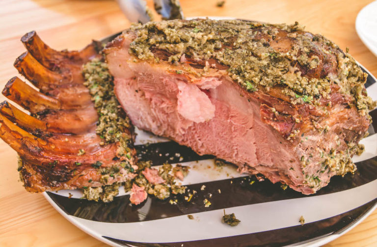 Mangalica Racks im Kräutermantel vom Grill