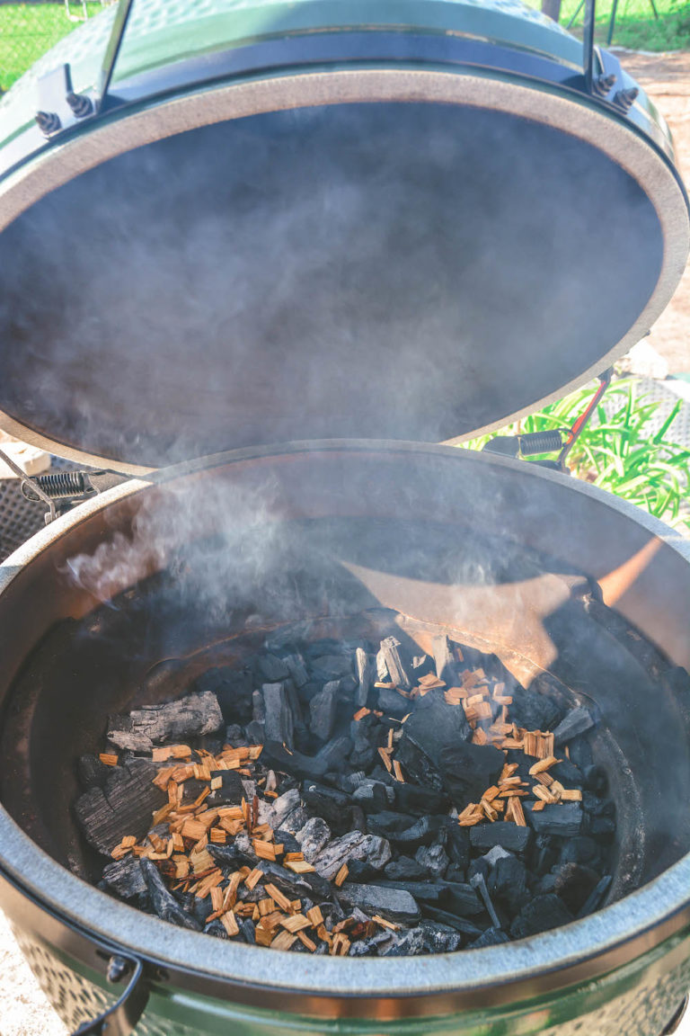 Big Green Egg anfeuern mit Räucherchips