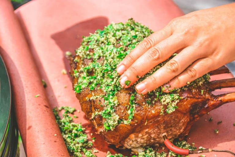 Kräutermantel beim Mangalica Karreestück