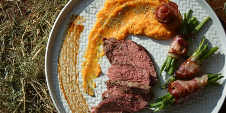 Zartes Roastbeef im Heubett gegart [Top Grillrezept!] - Aufgetischt.net