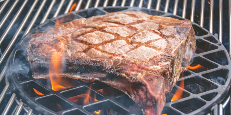 Dry-Aged Cowboy Steak vom Blonde d'Aquitaine mit Rosmarinkartoffeln - cowboysteak 01 - 1 Fleisch richtig auftauen Dry Aged Steak - Leckere Zubereitung nach dem Auftauen