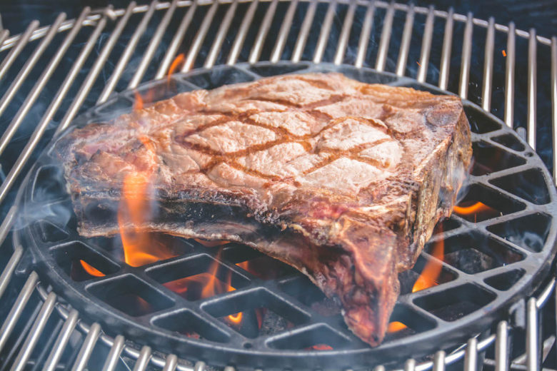 Dry Aged Steak - Leckere Zubereitung auf dem Sear Grate Einsatz des Weber GBS Systems