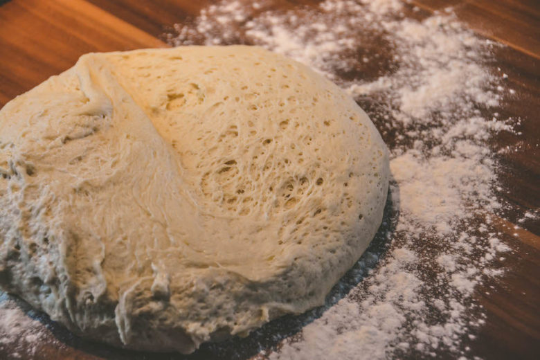 Germteig / Hefeteig nach dem Rasten zur Weiterverarbeitung für Pizzastangerl und Co